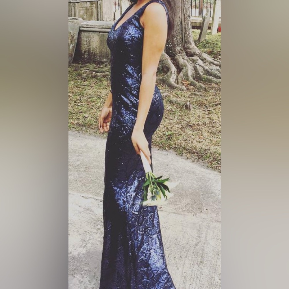 Sleeveless Sequined Scallop Pattern Gown
